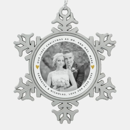 初めてのクリスマスの写真：ミスター・アンド・ミセス・金ゴールドハート スノーフレークピューターオーナメント (正面)