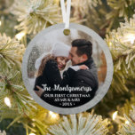 初めてのクリスマスの写真 メタルオーナメント<br><div class="desc">私たちの初めてのクリスマスはミスターとミセスとお気に入りの、あなたの写真は銀色の丸い金属オーナメントの両側に縁どある。家族、友達、親や祖父母に与え贈り物として自分または自分のためにクリスマスツリーのオーナメントを作成！**ヒント：オーナメントを中心にあなたはにアップロードする前に写真を正方形にトリミングすることをお勧め離れ(頭が穴がある場所に収まらないように上部で十分な宇宙)。 ライブデザインサービス救済は、必要なデザインレイアウトをもし使用できる。その他のデザインは私たちの店。</div>