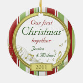 初めてのクリスマスの合ストライプ成のミュージックフォト セラミックオーナメント (裏面)