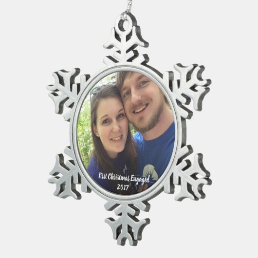 初めてのクリスマスの婚約したな写真のオーナメント スノーフレークピューターオーナメント (右)