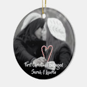 初めてのクリスマスの婚約したな|レズビアンのカップル セラミックオーナメント (左)