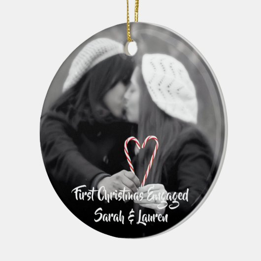 初めてのクリスマスの婚約したな|レズビアンのカップル セラミックオーナメント (左)