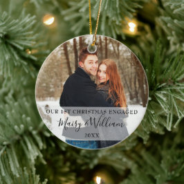 初めてのクリスマスの婚約カップルの写真の休日 セラミックオーナメント