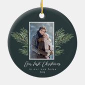 初めてのクリスマスの新しいホームパインブランチフォト セラミックオーナメント (裏面)