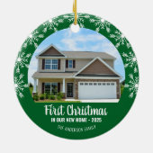 初めてのクリスマスの新しいホームフォトグリーン セラミックオーナメント (裏面)