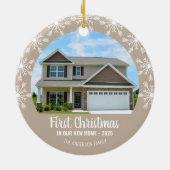 初めてのクリスマスの新しいホームフォトタン セラミックオーナメント (裏面)