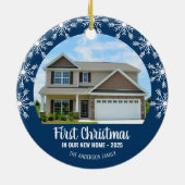 初めてのクリスマスの新しいホームフォトブルー セラミックオーナメント (裏面)