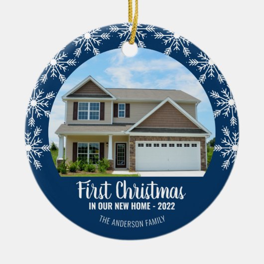 初めてのクリスマスの新しいホームフォトブルー セラミックオーナメント (正面)