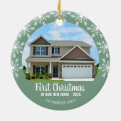 初めてのクリスマスの新しいホームフォトライトグリーン セラミックオーナメント (裏面)