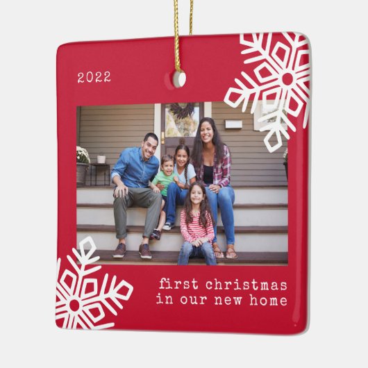 初めてのクリスマスの新しいホームレッドスノーフレーク写真 セラミックオーナメント (左)