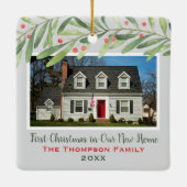 初めてのクリスマスの新しいホーム緑の写真 セラミックオーナメント (裏面)