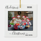 初めてのクリスマスの新しい家のための休日の写真 セラミックオーナメント (裏面)