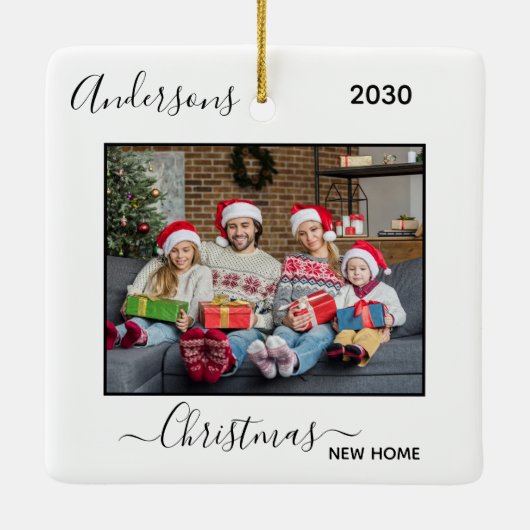 初めてのクリスマスの新しい家のための休日の写真 セラミックオーナメント (裏面)
