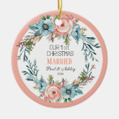 初めてのクリスマスの結婚したフローラ写真と日付 セラミックオーナメント (正面)