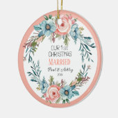 初めてのクリスマスの結婚したフローラ写真と日付 セラミックオーナメント (左)