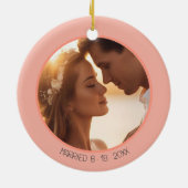 初めてのクリスマスの結婚したフローラ写真と日付 セラミックオーナメント (裏面)