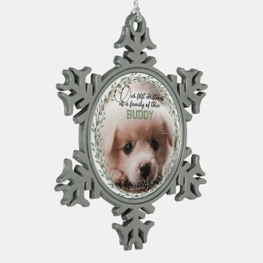 初めてのクリスマスの3人の新しい子犬の写真家族 スノーフレークピューターオーナメント (左)