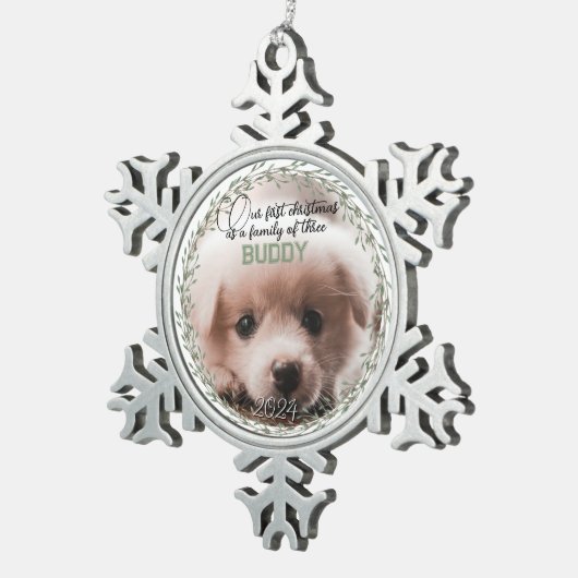 初めてのクリスマスの3人の新しい子犬の写真家族 スノーフレークピューターオーナメント (右)