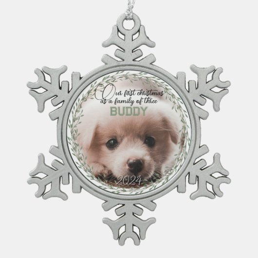 初めてのクリスマスの3人の新しい子犬の写真家族 スノーフレークピューターオーナメント (正面)