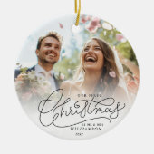 初めてのクリスマスのMr.とMrs.Newlywedsの結婚写真 セラミックオーナメント (正面)