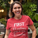 初めてのクリスマスはおばあちゃんの家族マッチング Tシャツ<br><div class="desc">この赤いTシャツはクリスマスマッチングファミリーの装パーソナライズされた飾に最適だ。白い読フォントにおばあちゃんの初めてのクリスマスのキャプションモダン。他の家族のためのコーディネート項目を見つけるために私の"クリスマスマッチングファミリーの服&アクセサリー"を参照。更なるカスタマイズ等の対応のため感じは自由に連絡お願いする。</div>