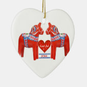 初めてのクリスマスは一緒にスウェーデン人のDalaの馬に日付を記入しました セラミックオーナメント (右)