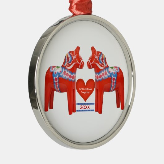 初めてのクリスマスは一緒にスウェーデン人のDalaの馬に日付を記入しました メタルオーナメント (右)