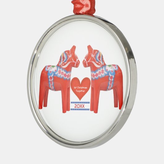 初めてのクリスマスは一緒にスウェーデン人のDalaの馬に日付を記入しました メタルオーナメント (左)