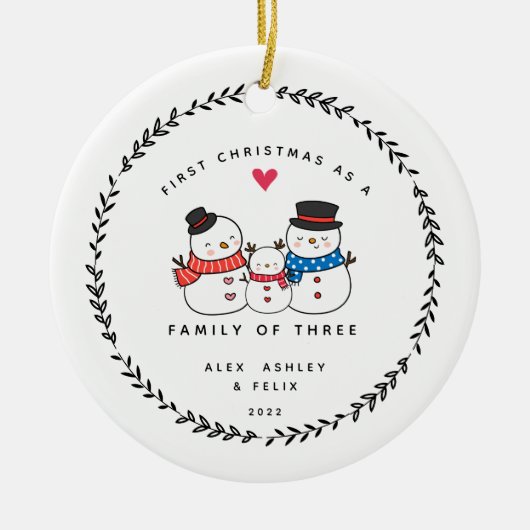 初めてのクリスマスは三つの雪だるまの家族として セラミックオーナメント (正面)