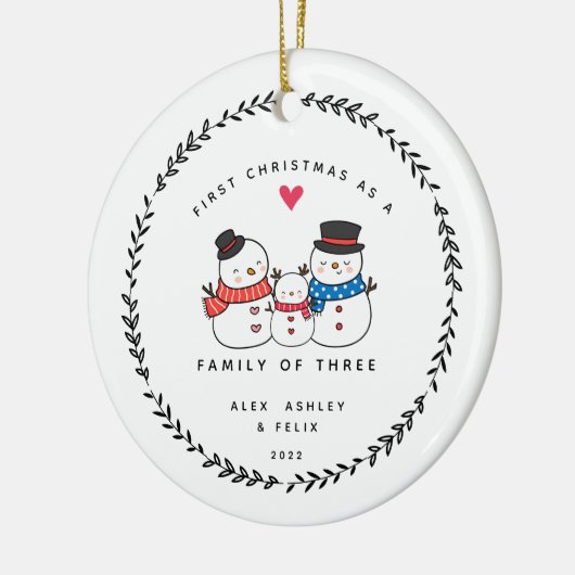 初めてのクリスマスは三つの雪だるまの家族として セラミックオーナメント (左)