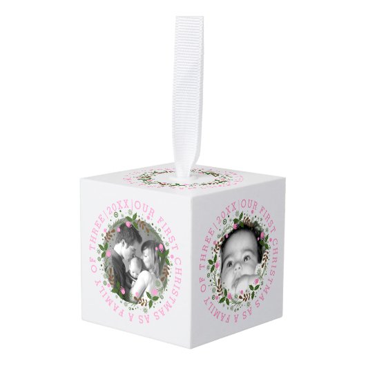 初めてのクリスマスは家族のリースピンクの写真 キューブオーナメント (正面アングル)