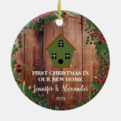 初めてのクリスマスは我々の新しいホームウッドバードハウス セラミックオーナメント (裏面)
