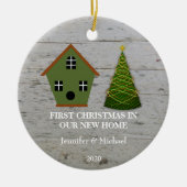 初めてのクリスマスは我々の新しいホームウッドバードハウス セラミックオーナメント (正面)