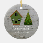 初めてのクリスマスは我々の新しいホームウッドバードハウス セラミックオーナメント (裏面)
