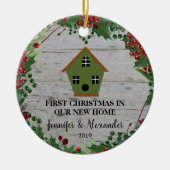 初めてのクリスマスは我々の新しいホームウッドバードハウス セラミックオーナメント (正面)