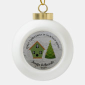初めてのクリスマスは我々の新しいホームウッドバードハウス セラミックボールオーナメント (正面)