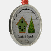 初めてのクリスマスは我々の新しいホームウッドバードハウス メタルオーナメント (右)