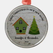 初めてのクリスマスは我々の新しいホームウッドバードハウス メタルオーナメント (正面)