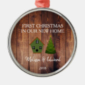 初めてのクリスマスは我々の新しいホームウッドバードハウス メタルオーナメント (正面)