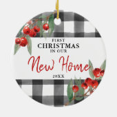 初めてのクリスマスは新しいホームプレイドパーソナライズされたで セラミックオーナメント (裏面)