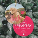 初めてのクリスマスは永遠に家の犬の写真名 セラミックオーナメント<br><div class="desc">あなたの写真お気に入りの（好ましくは正方形）をアップロードし、あなたのテキストを挿入し、これらのトレンディーにあなたのペット名を追加するピンクのスクリプトクリスマスツリーのオーナメントあなたの素敵な犬との初めてのクリスマスを思い出させる記念ギフト！</div>