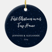 初めてのクリスマスは私たちのTiny Home写真 セラミックオーナメント (裏面)