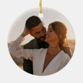 初めてのクリスマスはMrそしてミセス |バックフォト セラミックオーナメント (裏面)