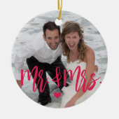 初めてのクリスマスはMr & Mrsのスクリプトの写真名ピンク セラミックオーナメント (正面)