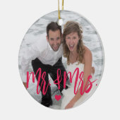 初めてのクリスマスはMr & Mrsのスクリプトの写真名ピンク セラミックオーナメント (左)