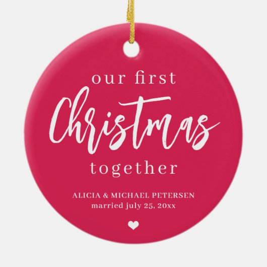 初めてのクリスマスはMr & Mrsのスクリプトの写真名ピンク セラミックオーナメント (裏面)