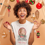 初めてのクリスマスをママ赤トラックTシャツとして Tシャツ<br><div class="desc">初めてのクリスマスのTシャツは、2トーン赤、水色のクリスマスツリー縁ど、赤いピックアップトラックと可愛いことわざ「私の初めてのクリスマスはママだ」とベビーの写真を特集。</div>