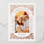 初めてのクリスマスを一緒にArch 3 Photo Collage 箔シーズンカード<br><div class="desc">祝お前の初めてのクリスマスは特別なカードと一緒に。写真ユニークをエレガントに曲げるタイポグラフィのスタイルモダンを持つアーチ型の写真の形状とオリジナルの手で描かれた冬の葉のアートワークを特徴とするモダンと休日のカーのまわりにド。背面にはマッチングパターンと3枚のフォトコラージュが備わっており、より多くの写真を共有でお気に入りのきる。提供されたテンプレートを使用して、自分の文字や写真で簡単に前面と背面をパーソナライズ。まカスタマイズたはクリック、「ツールのデザインを使用して編集」で編集する。 小感じさな調整、の挨拶や色の変更に関してカスタムメッセージを表示するwww.zazzle.com/store/nbpapercoで他のユニークホリデーカードを購入</div>