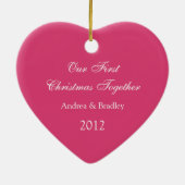 初めてのクリスマスを合わせたピンクグリーン結婚ズハート セラミックオーナメント (裏面)