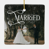 初めてのクリスマスを夫婦で Mr & Mrs カップルフォト セラミックオーナメント (裏面)